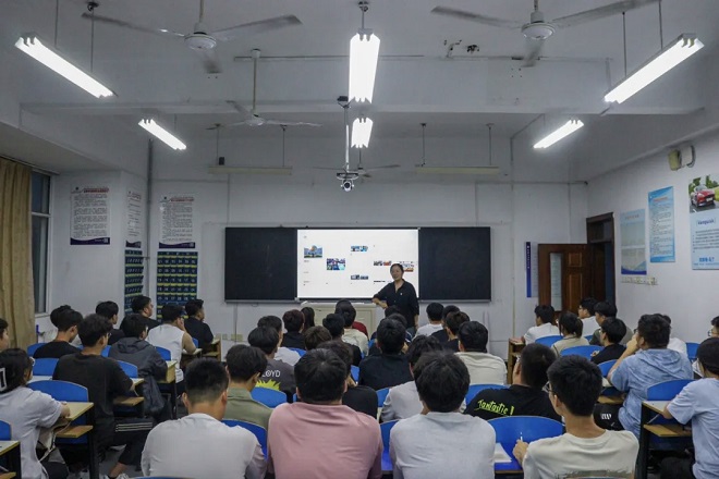 现代汽车系举办“为大学生成长注入’心’能量”心理健康讲座